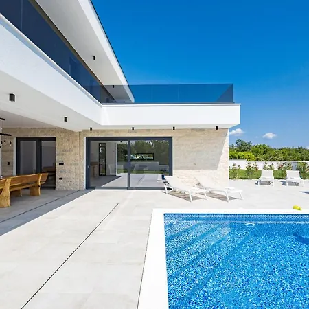 Maem Villa Pula