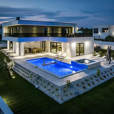Maem Villa Pula